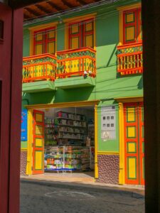 Bâtiment colonial aux couleurs vivres, village de Jericó (Antioquia), Colombie