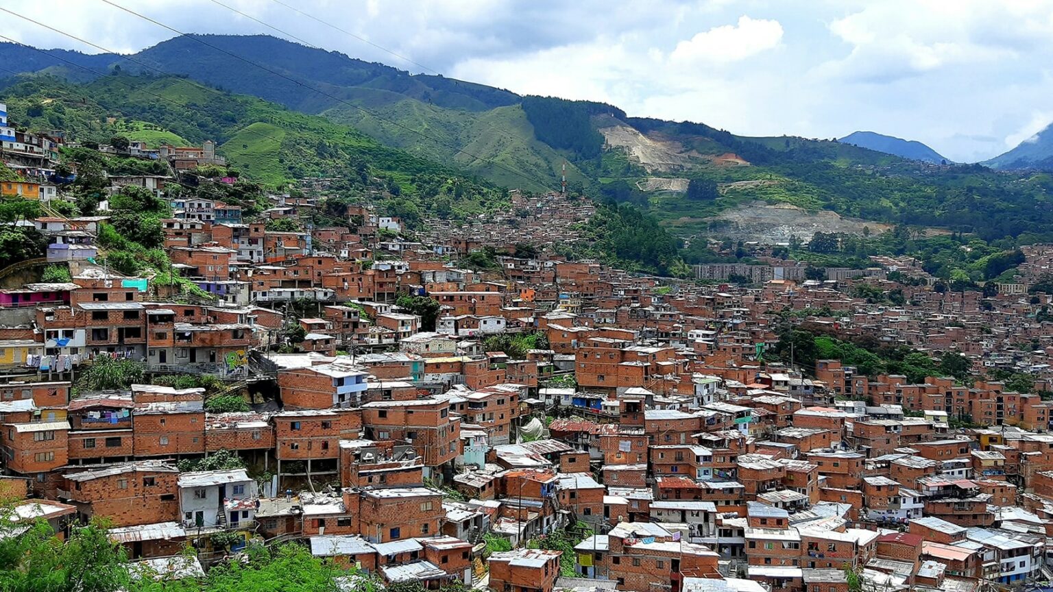 [2026] Visit Comuna 13: Street art, culture and renewal in Medellin ...