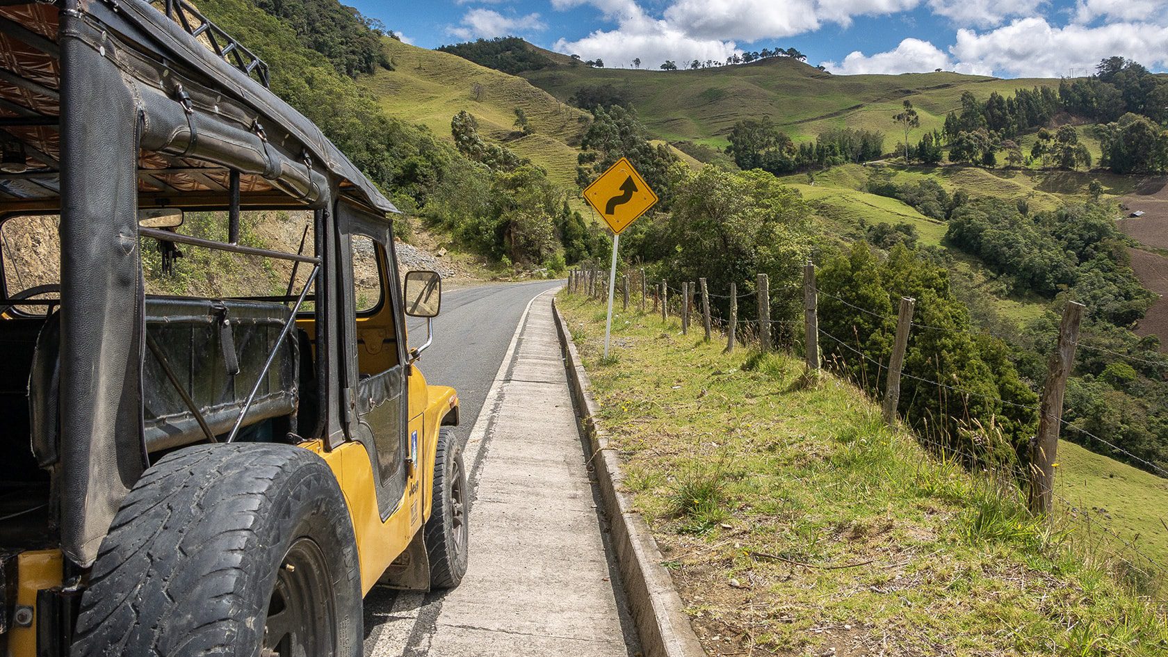 Jeep Willys sur la route sinueuse vers le village de San Felix, vallée de la Samaria (Caldas), Colombie
