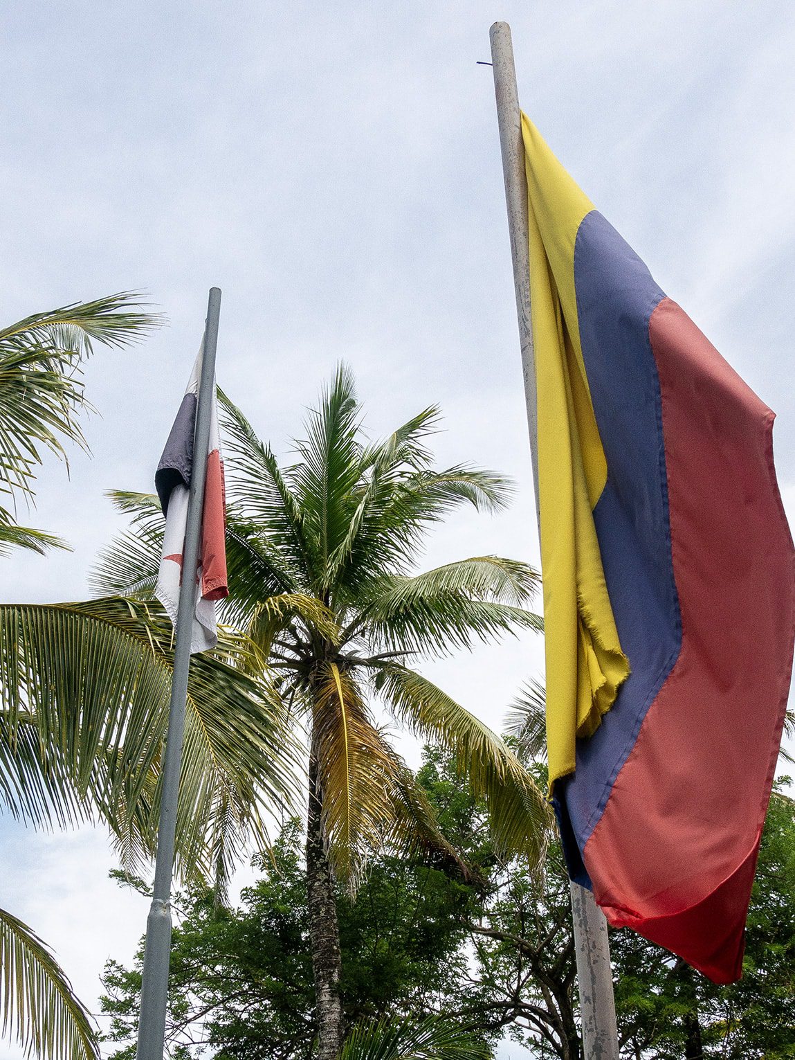 Drapeaux colombien et panaméen à la frontière La Miel / Sapzurro
