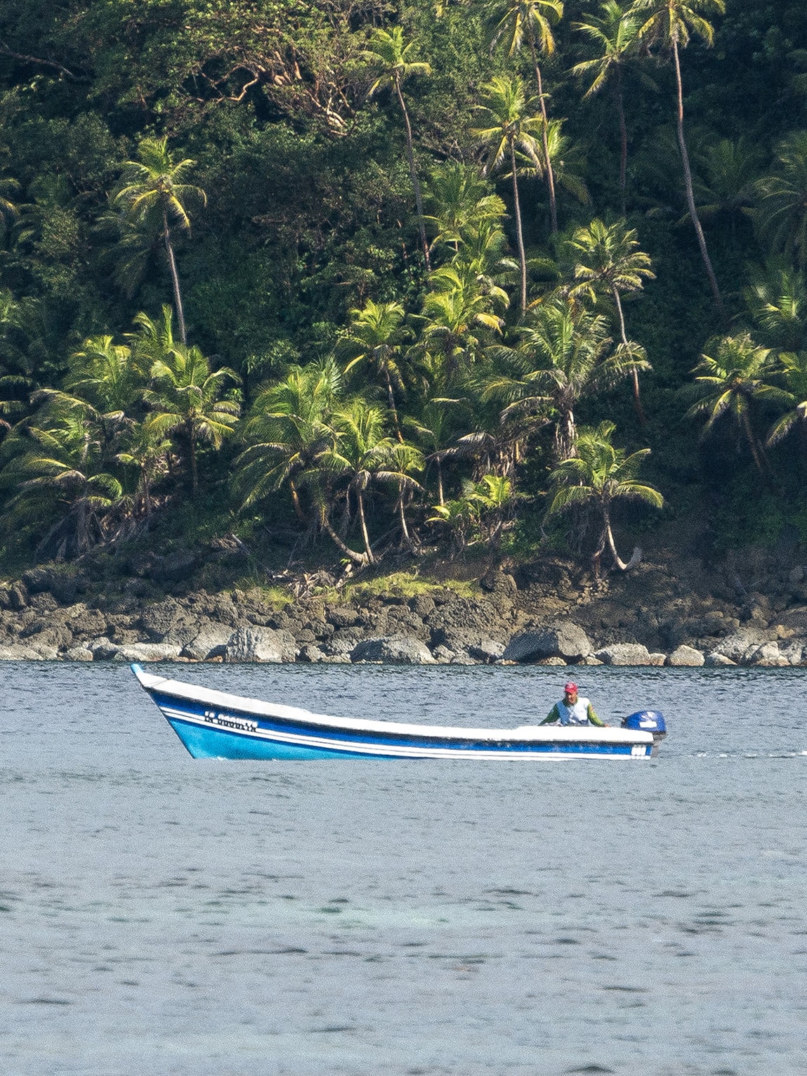 Pêcheur dans la baie de Sapzurro, Colombie