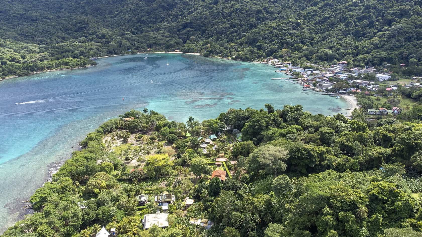 Vue aérienne de la baie de Sapzurro, Sapzurro (Choco caribéen), Colombie