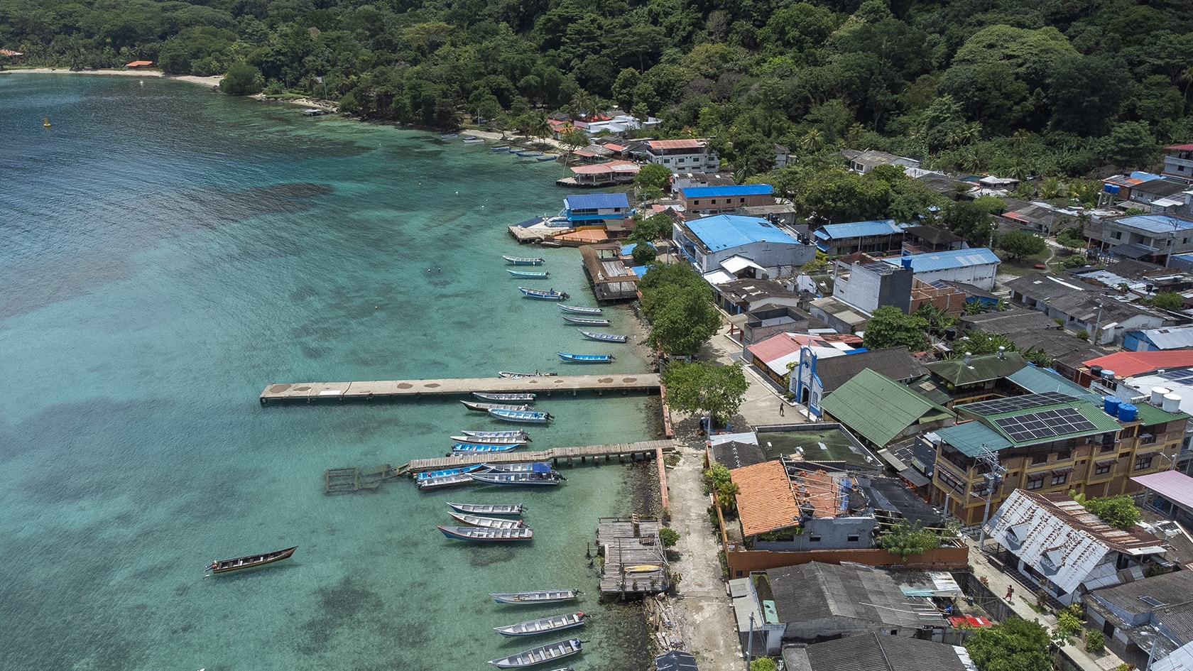 Vue aérienne du port de Sapzurro (Choco caribéen), Colombie