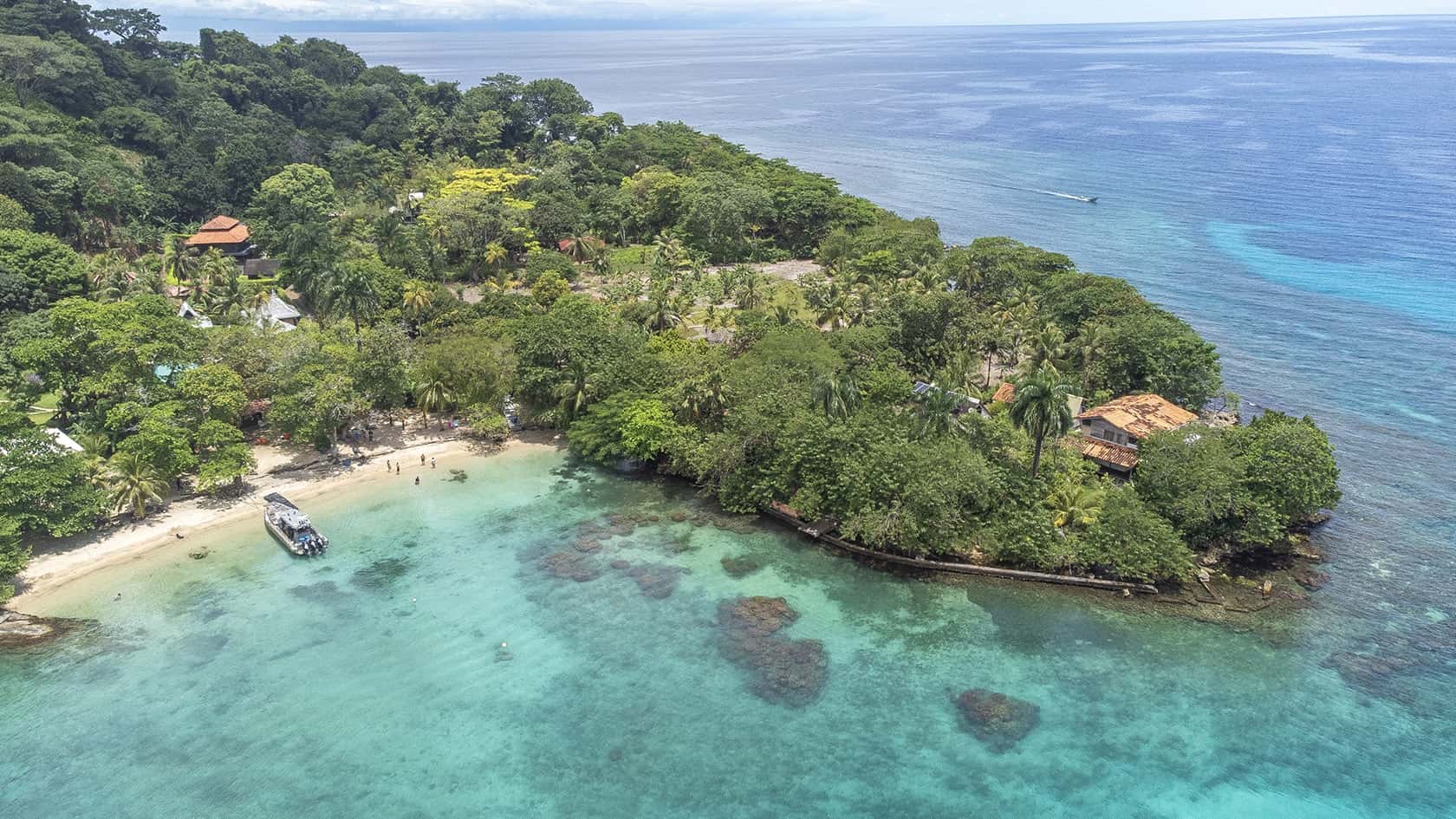 Vue aérienne de la baie de Sapzurro, Sapzurro (Choco caribéen), Colombie