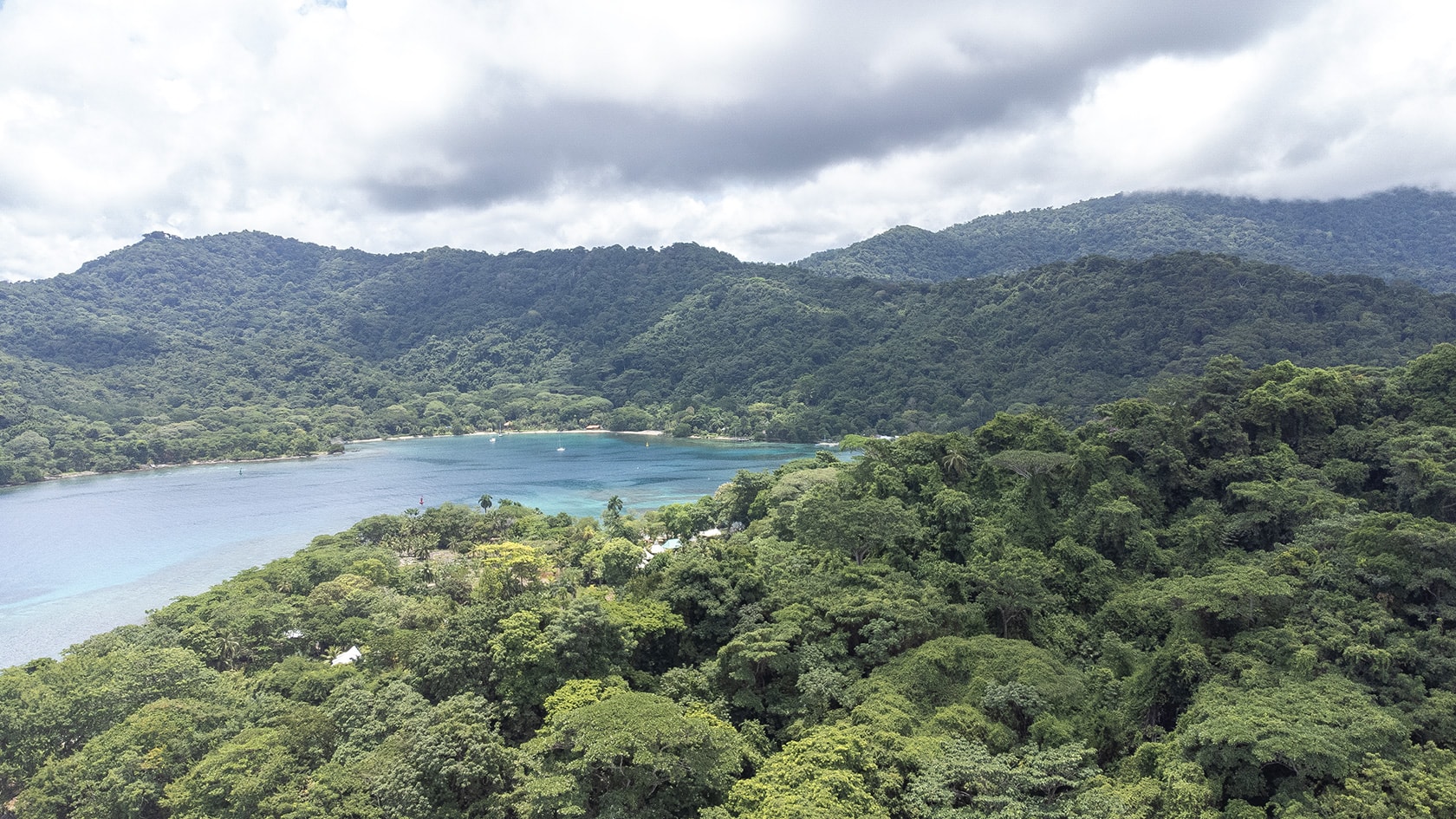 Vue aérienne de la baie de Sapzurro, Sapzurro (Choco caribéen), Colombie