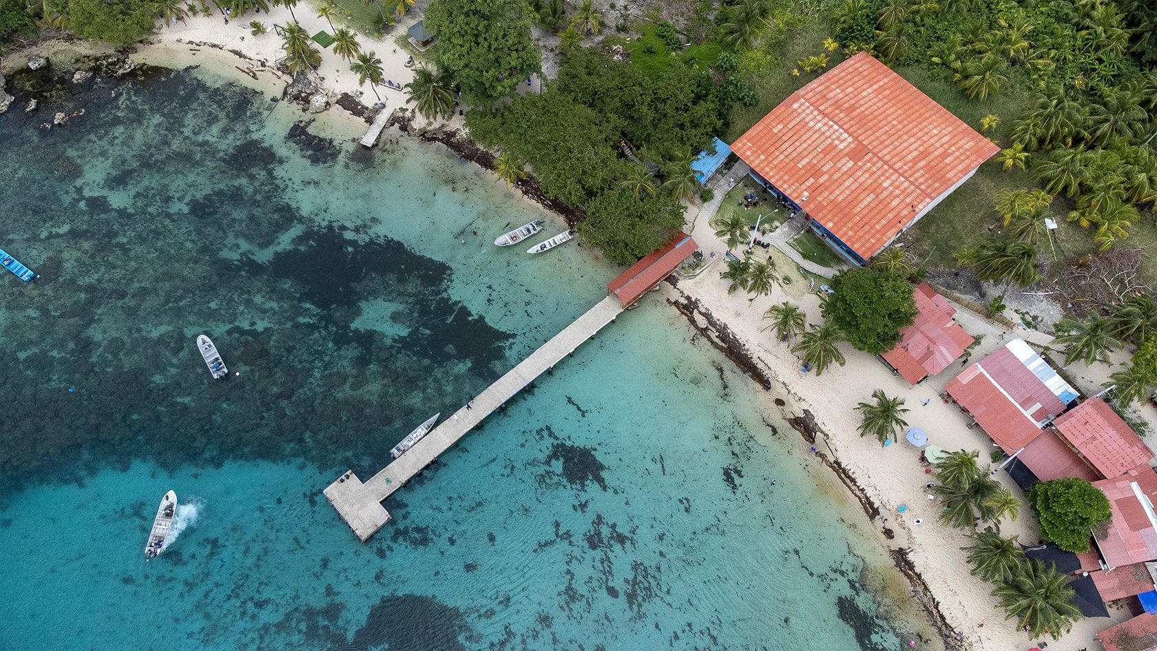 Vue aérienne de la plage de La Miel au Panama, accessible depuis Sapzurro, Colombie