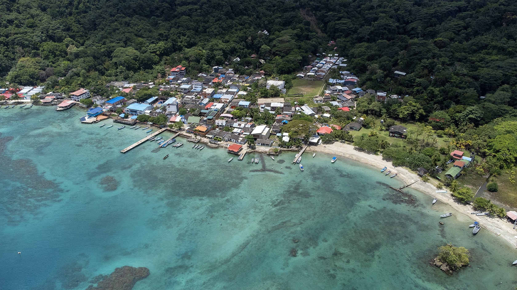Vue aérienne du village de Sapzurro, Choco Caribéen, Colombie