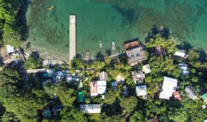 Vue aérienne du village de San Fransisco (Choco), Colombie