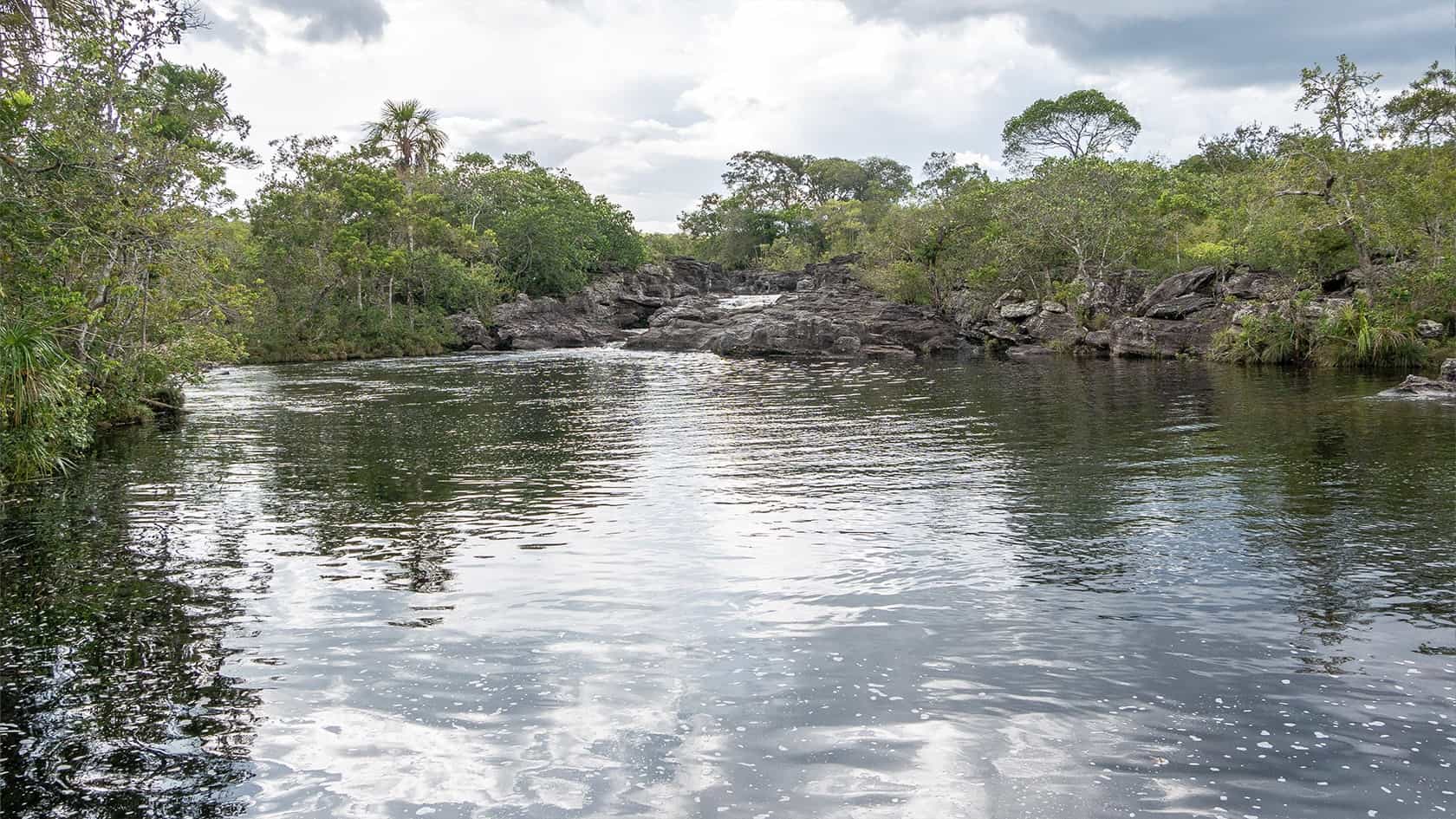 Piscine naturelle dans le Parc National Sierra de La Macarena, Colombie
