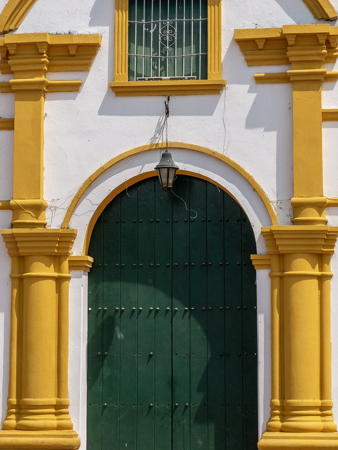 Porte principale d'une église, Mompox, Colombie
