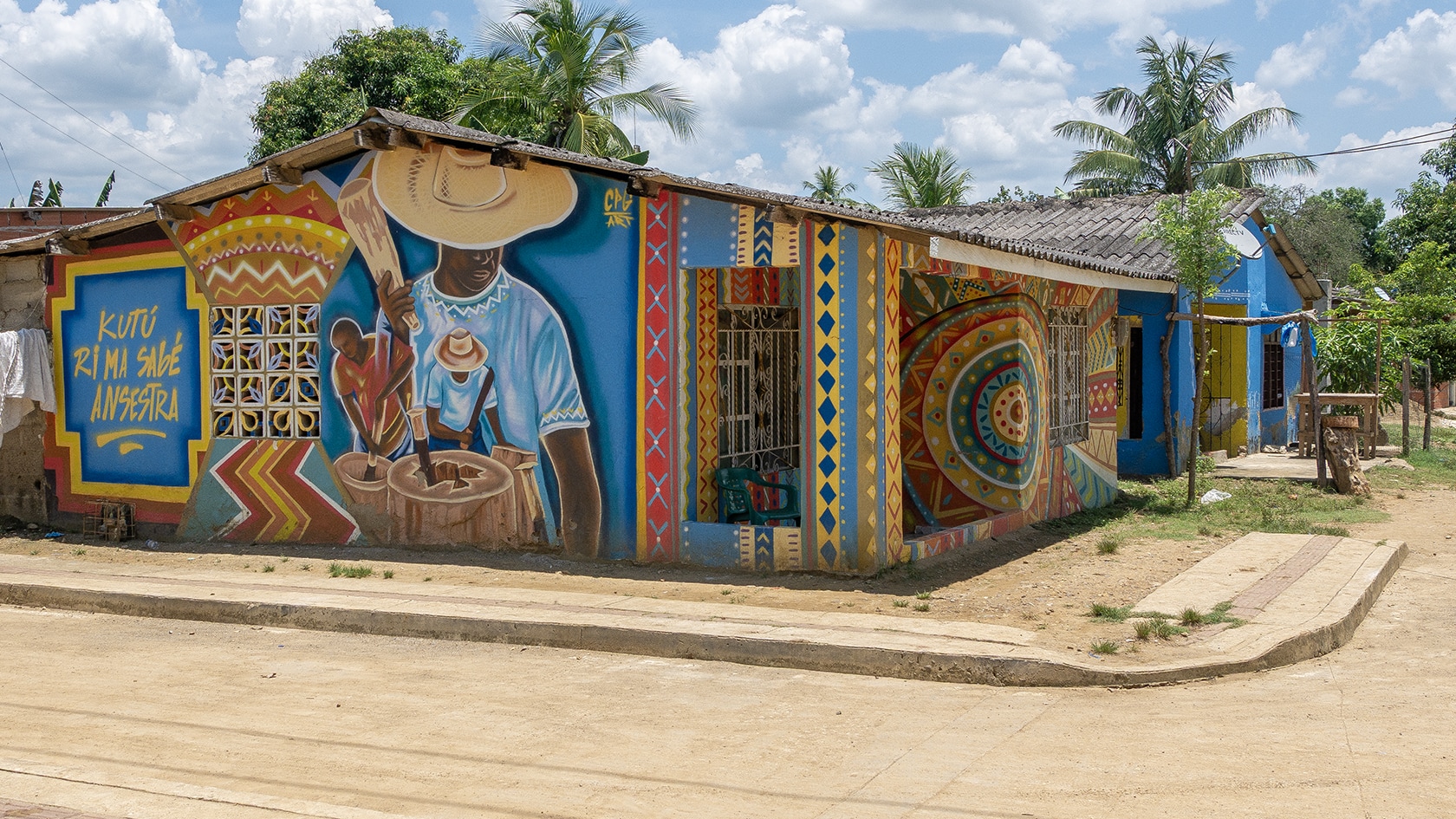 Maison entièrement couverte de fresques murales, San Basilio de Palenque, Colombie